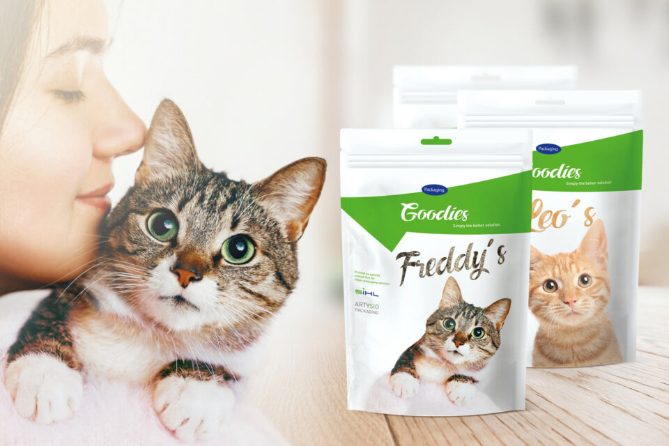 Frau mit Katze im Arm neben Futterverpackung mit Bild von Katze
