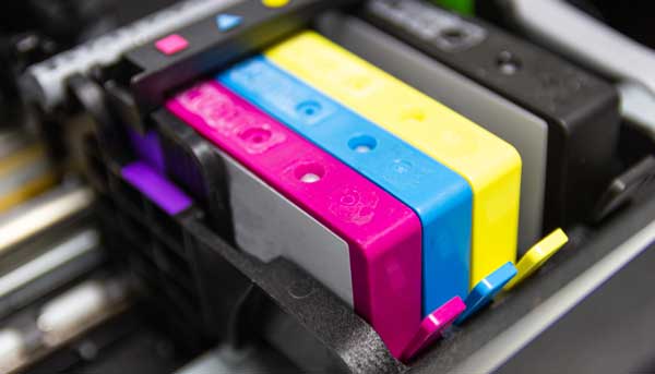 Druckerpatronen in Drucker im Magenta, Cyan, gelb und schwarz
